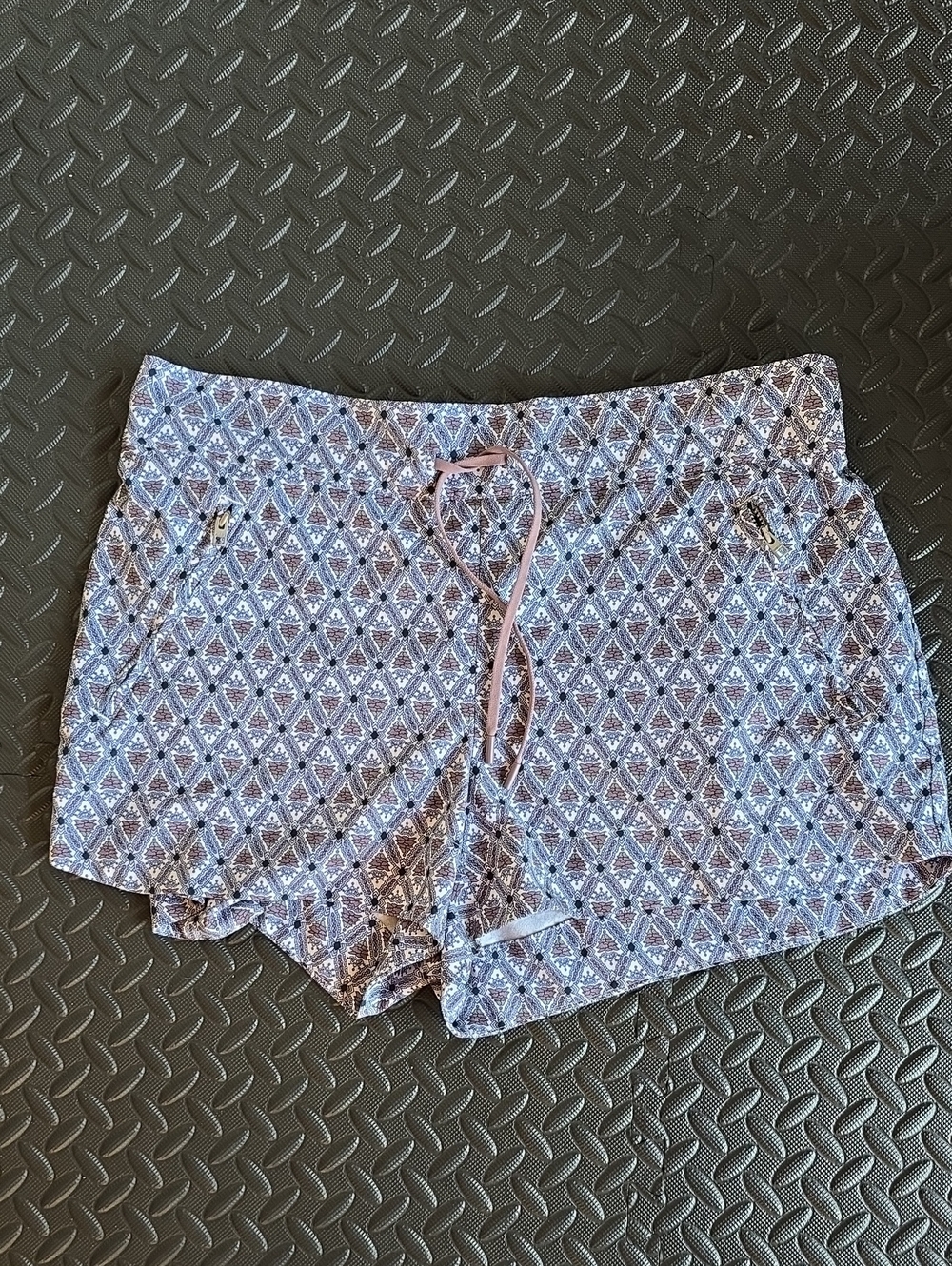 Athleta Geometric Printed Hudson Shorts- XL